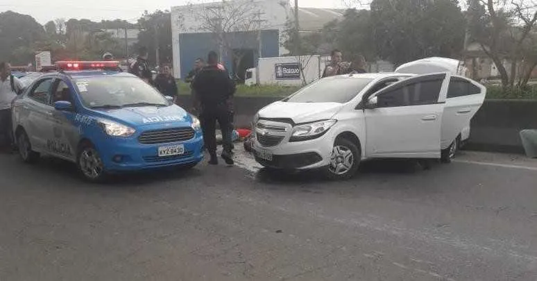 Ao serem abordados, ocupantes deram tiros contra viatura