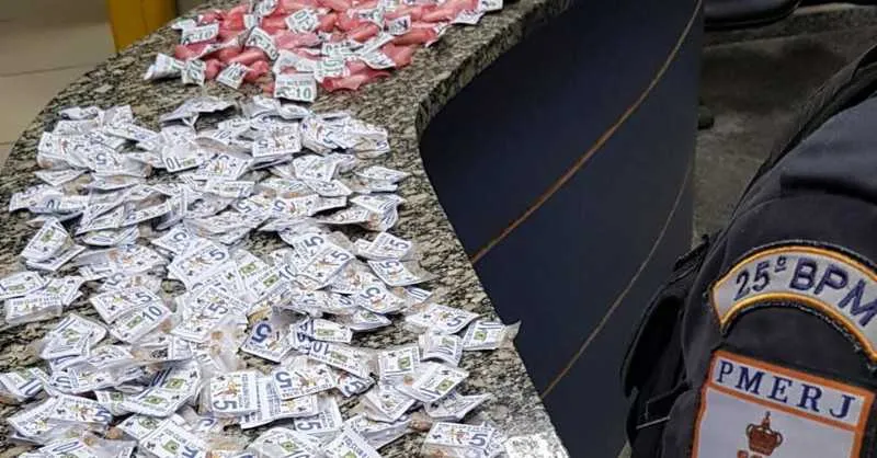 Um carro com registro de roubo foi recuperado