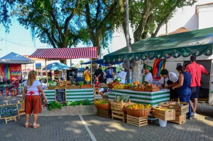 Feira Livre Solidária já acontece em praça do Centro da cidade