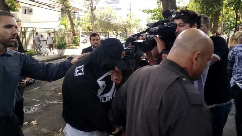 Ferreirinha confessou que estava se vingando do miliciano, que havia tomado sua central de TV a cabo clandestina em área da zona oeste do Rio