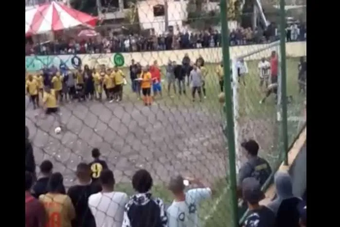 Os jogadores comemoram em meio a rajadas de tiros no local