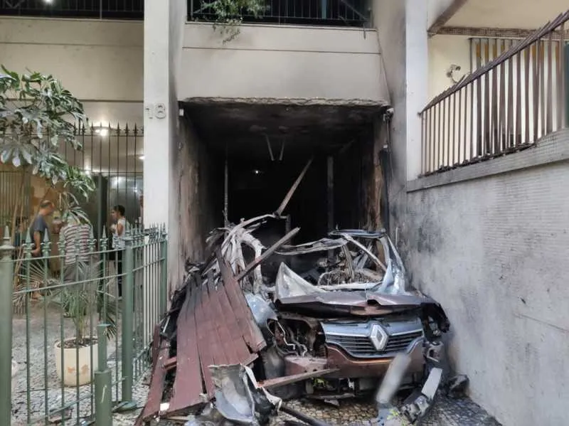 Um morador ficou ferido pelos estilhaços do veículo