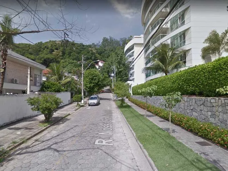 Crime ocorreu quando um jovem parava o carro para entrar na garagem de uma casa