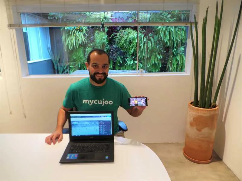 O diretor da Mycujoo na América do Sul, Victor Machado, exibe a plataforma em dispositivos digitais