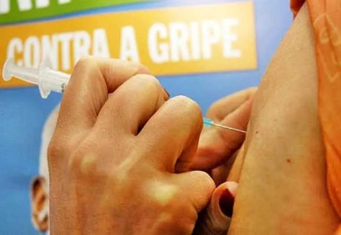 A vacinação contra gripe continuará para o público-alvo nos 74 postos da rede municipal de saúde