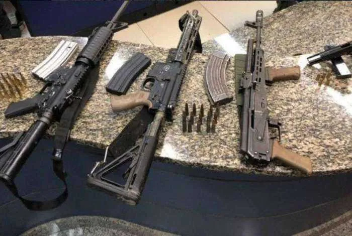 Três fuzis e uma pistola foram apreendidas