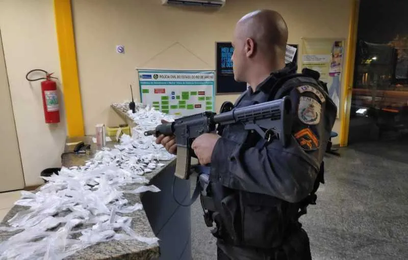 Uma pequena quantidade de maconha também foi apreendida