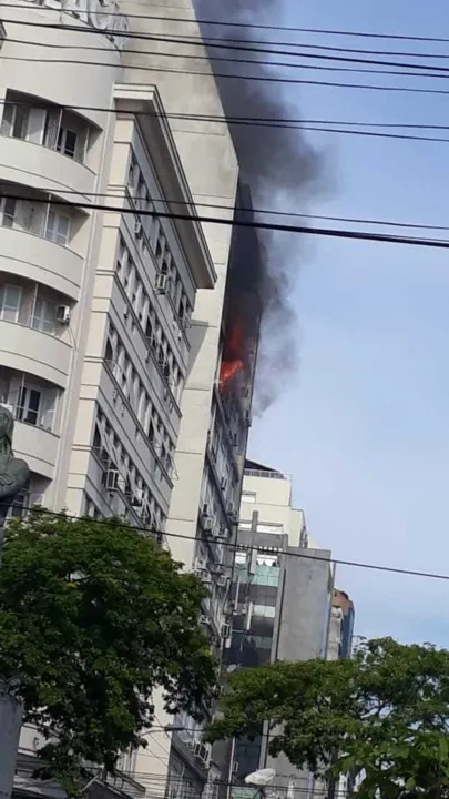  Bombeiros tiveram trabalho para combater o fogo e prédio acabou sendo interditado