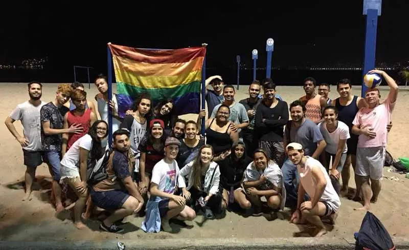 O grupo, que é formado por militantes LGBTs, também arrecada alimentos para famílias carentes