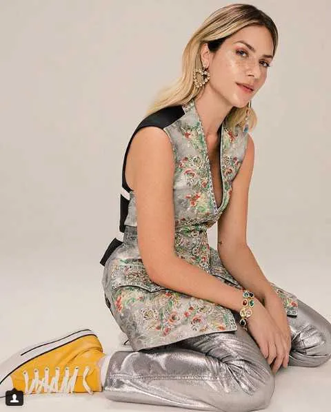 Giovana Ewbank falou no seu canal do youtube sobre sua rotina com a família. O quadro chamado “Pergunta dos amigos” teve participação de artistas como Sandy, Fernanda Rodrigues, Fernanda Gentil, Luiza Possi e Roberta Rodrigues, onde a loira tinha que responder desde questões sérias, até as mais sutis. Vale conferir.