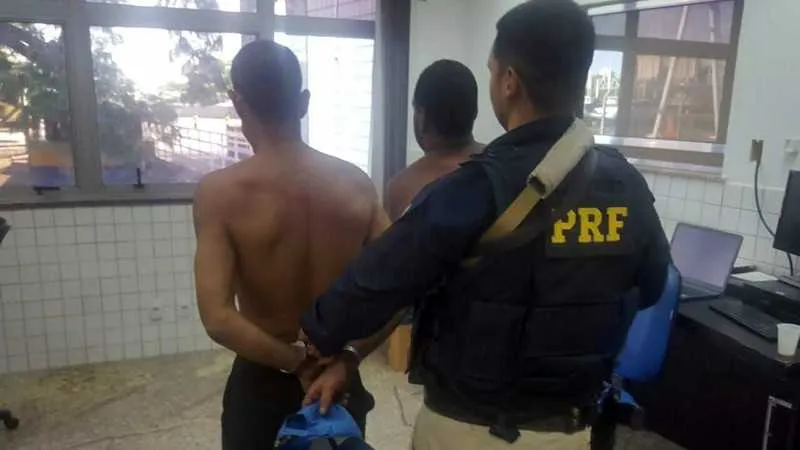 Os dois homens entraram em luta corporal contra os policiais 