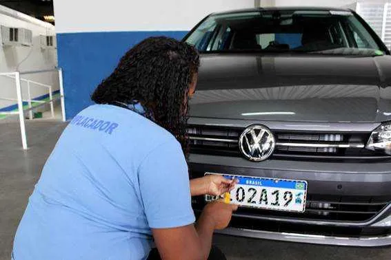 Emissão das placas foi barrada pela Justiça no início do mês