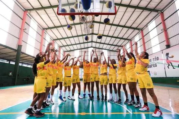 Entre as oportunidades está a prática do basquete