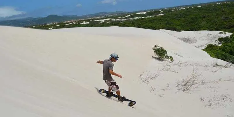 Atletas descem as dunas do Peró, em Cabo Frio, e a do Parque Estadual da Costa do Sol, em Arraial