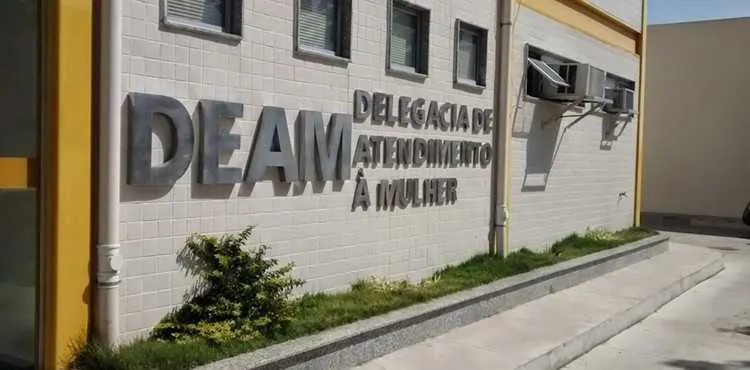 Homem foi levado para a Delegacia de Atendimento a Mulher (DEAM) de Cabo Frio