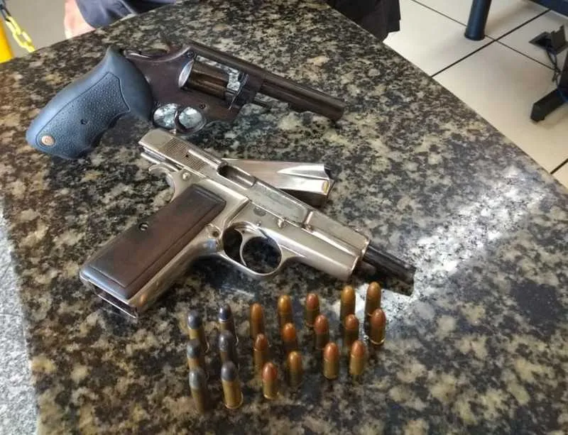 Um cerco foi montado na localidade e os dois ocupantes do carro foram detidos com o material nesta segunda (14)