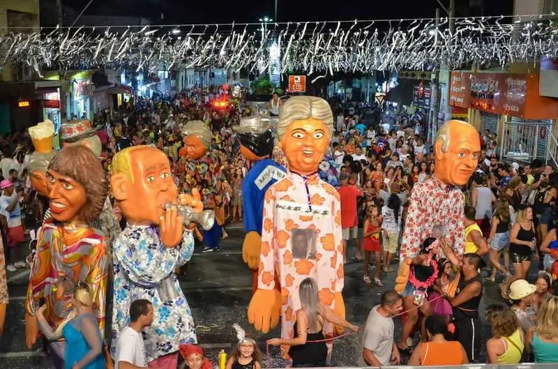 Um das atrações de São Pedro da Aldeia é o bloco com os bonecões 