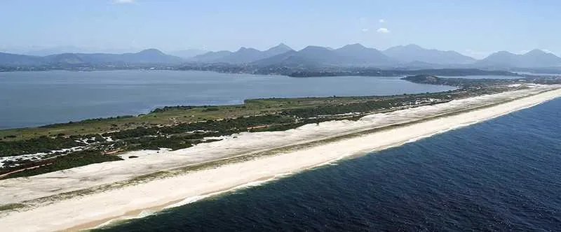 >> A Área de Proteção Ambiental Estadual de Maricá abrange a restinga do município, a Ponta do Fundão e a Ilha Cardosa