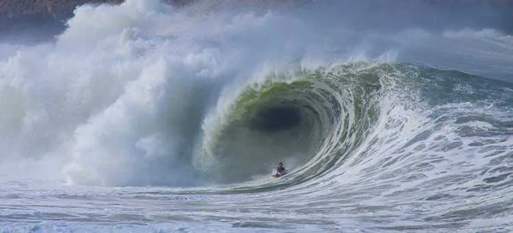 Berço do surf, a praia foi escolhida por suas grandes ondas