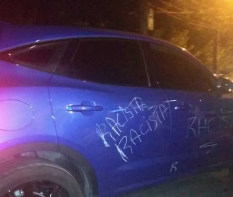 Apresentador ironizou o ataque e disse que irá trocar de carro