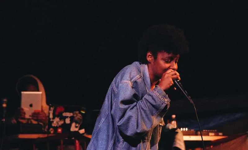O coletivo Ginga Rainha Sistema de Som e o grupo de rap Lado A promovem cultura do Reggae