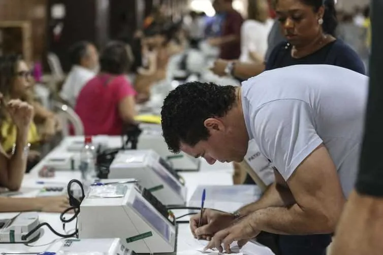 Eleitores também devem apresentar documento com foto para justificar a ausência