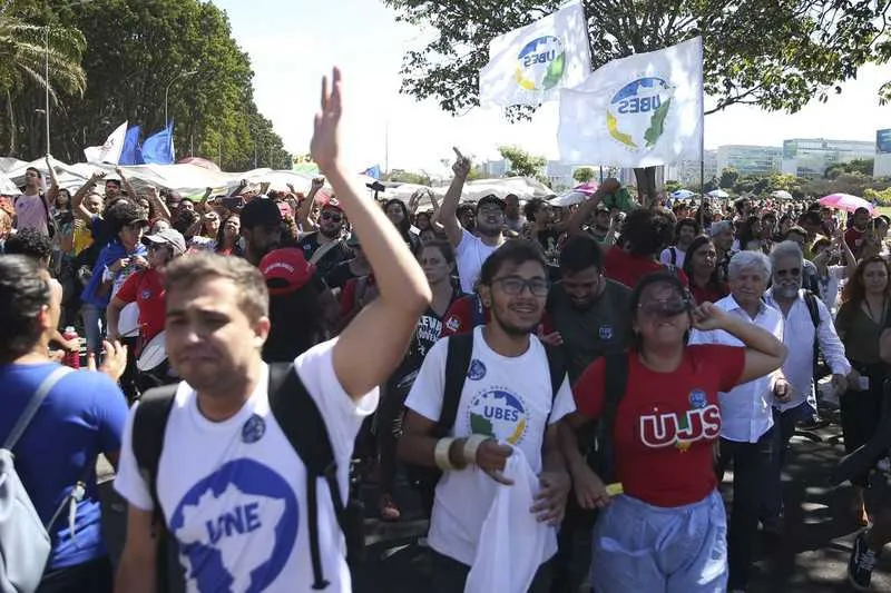 Imagem ilustrativa da imagem Estudantes voltam a protestar contra corte de verbas nas universidades federais