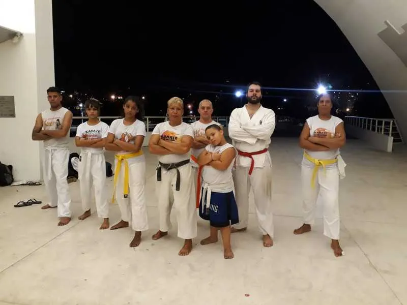 A equipe de Beth é formada por pessoas de todas as idades. Jovens e adultos treinam juntos