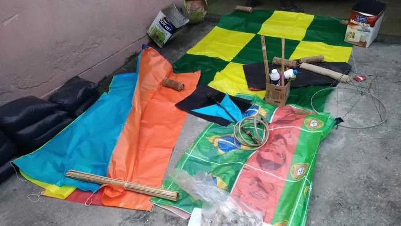 Imagem ilustrativa da imagem Polícia apreende balões e materiais para confecção em São Gonçalo