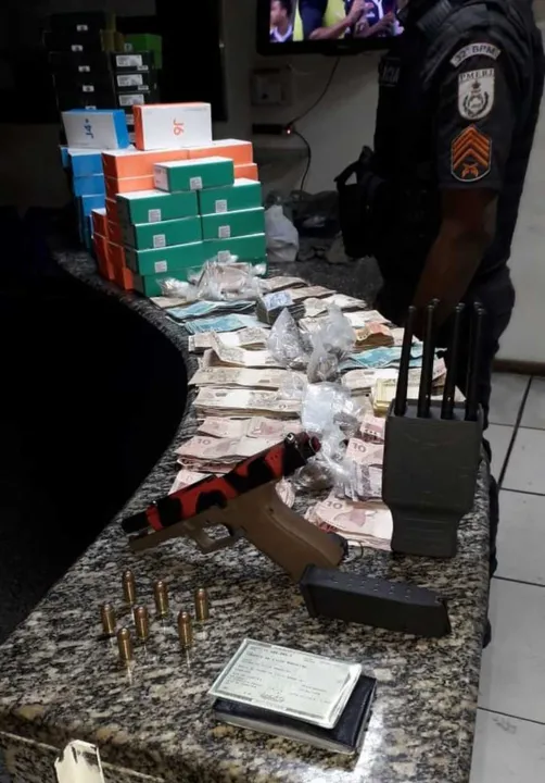 Eles foram presos em flagrante e o material apreendido foi encaminhado para a 128ª DP (Rio das Ostras).