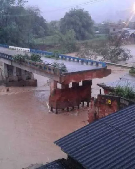 Imagem ilustrativa da imagem Temporal causa queda de ponte, alagamentos e deixa alunos sem aulas em Macaé