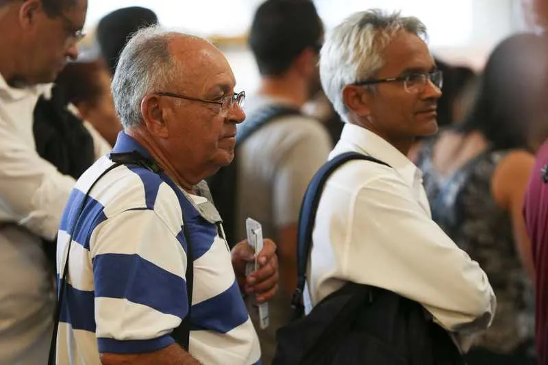 O benefício é concedido a idosos acima de 65 anos de idade e pessoas com deficiência