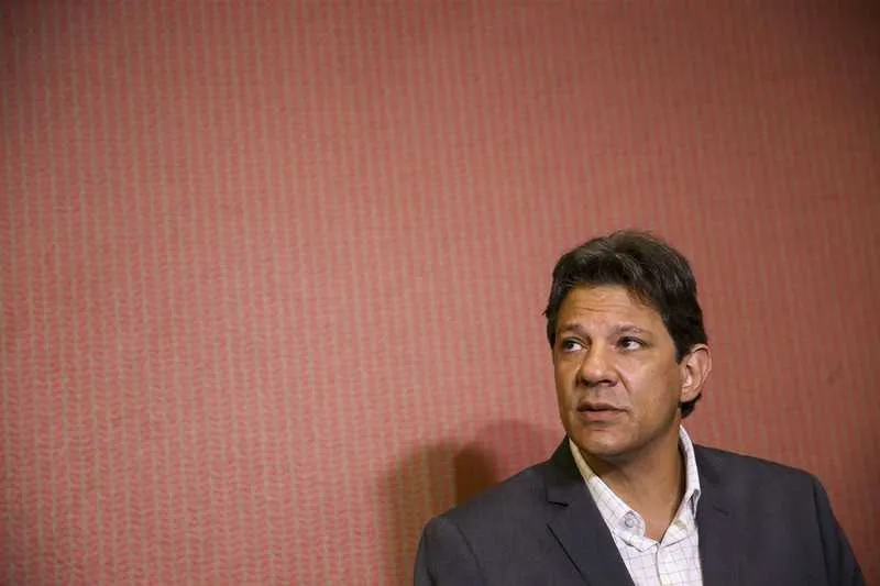 Jair Bolsonaro diz que população desempregada tende a ter problemas de saúde. Haddad quer acelerar construção de casas populares