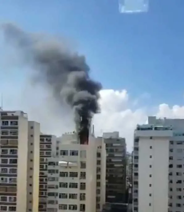 Os Bombeiros estão trabalhando no local