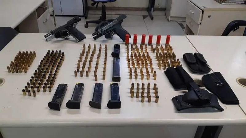 Presos em um posto de gasolina na Avenida 22 de maio, em Itaboraí, os acusados foram levados para a 71ªDP (Itaboraí), que vinha investigando grupo miliciano