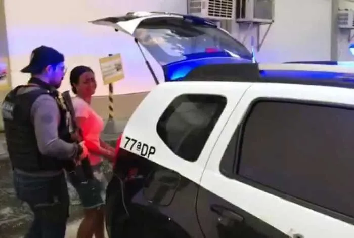 Contra Monique, havia um mandado de prisão em aberto