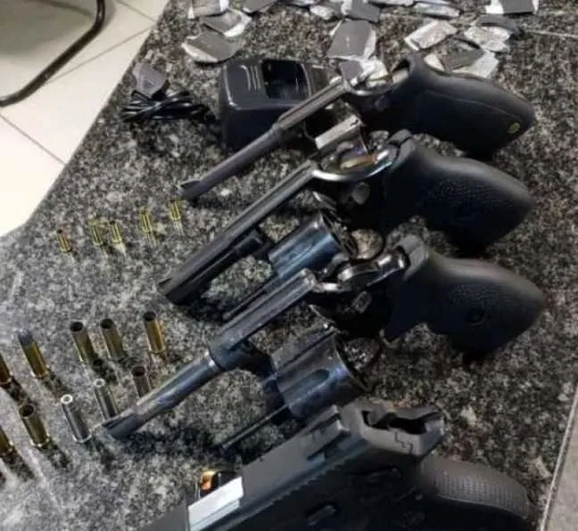 A polícia apreendeu duas pistolas e dois revólveres 