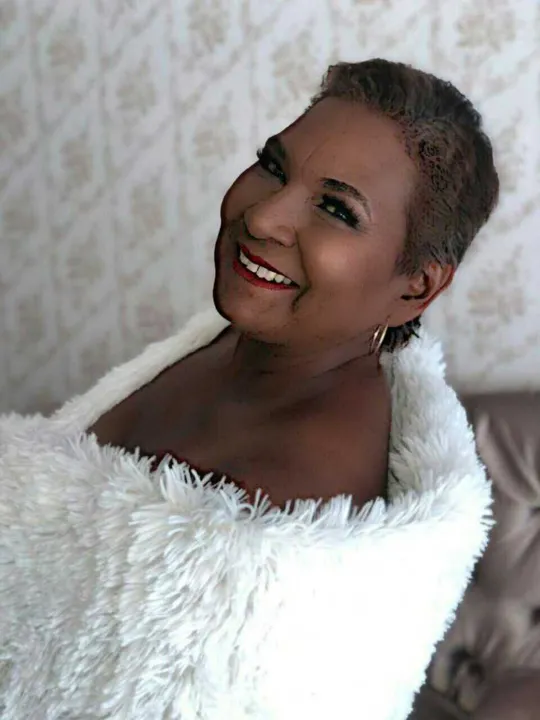 Eliane de Fátima, de 63 anos, na pré e pós-produção