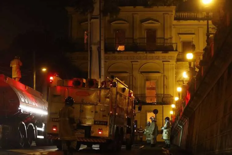 Bombeiros precisaram esperar carros pipas da Cedae