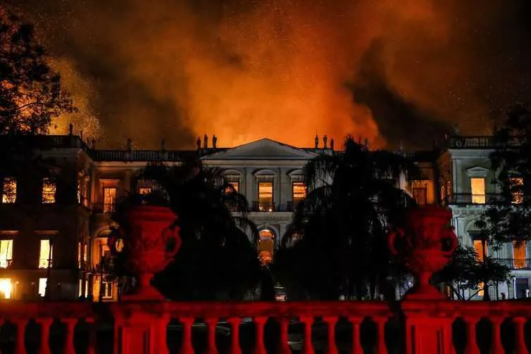 Bombeiros seguem trabalhando no local