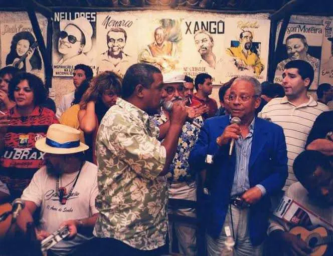 Nei Lopes canta em uma das rodas de samba, com ‘casa cheia’ em Niterói