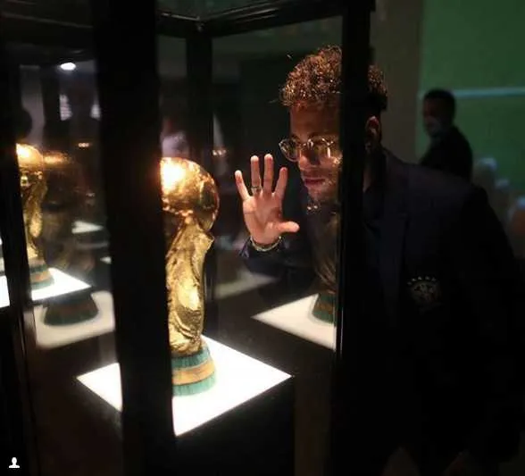 Rumo ao hexa - Neymar mostrou, na sua conta do Instagram, que está realmente empolgado para conquistar o hexa. Pela legenda na foto de Lucas Figueiredo, o atleta se mostrou otimista. “A caminhada começou e estou indo ao teu encontro, sei que vou encontrar muitas dificuldades, mas farei o impossível pra te ter em minhas mãos. Rumo à glória, rumo ao Hexa!!”, escreveu.