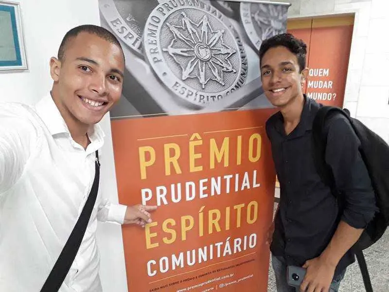Evandro da Silva Ramos (E), ex-aluno de colégio em SG, faturou 1ª colocação no ano passado