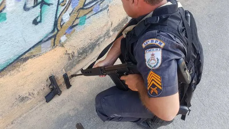 Uma pistola foi apreendida na ação