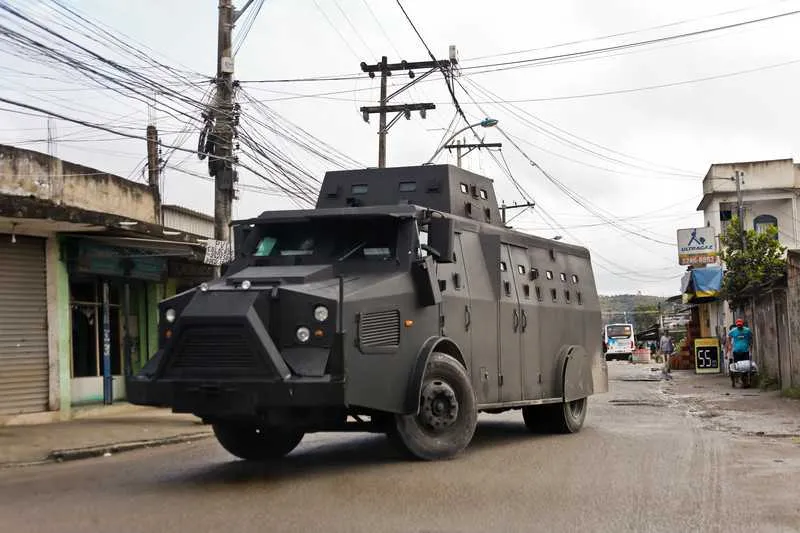 Veículos blindados foram utilizados para operação de combate ao tráfico e cumprimentos de mandados de prisão no Jardim Catarina e Salgueiro,redutos de traficantes de drogas do ‘Comando Vermelho’