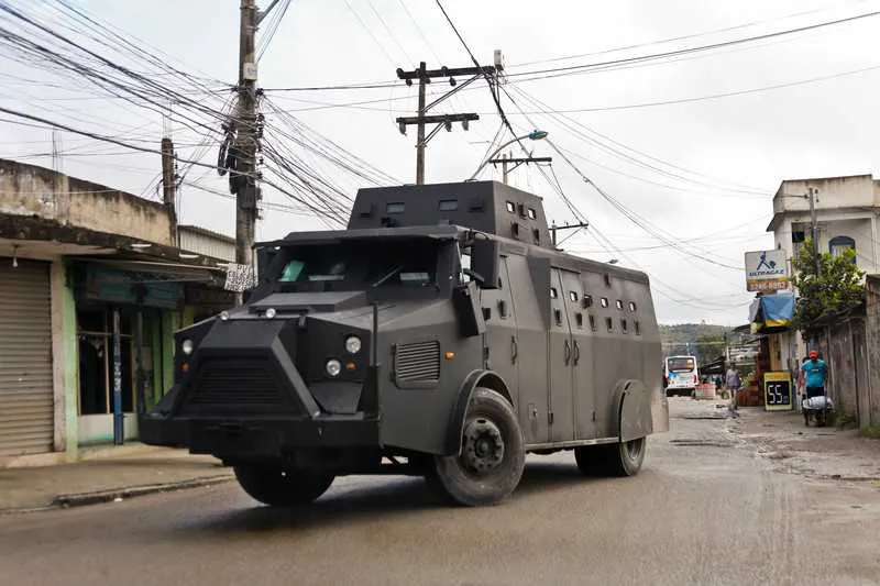 Troca de tiros começou depois que bandidos atacaram um posto policial no bairro
