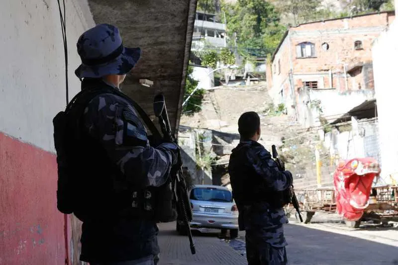 Militares atuam na Viradouro e na Grota