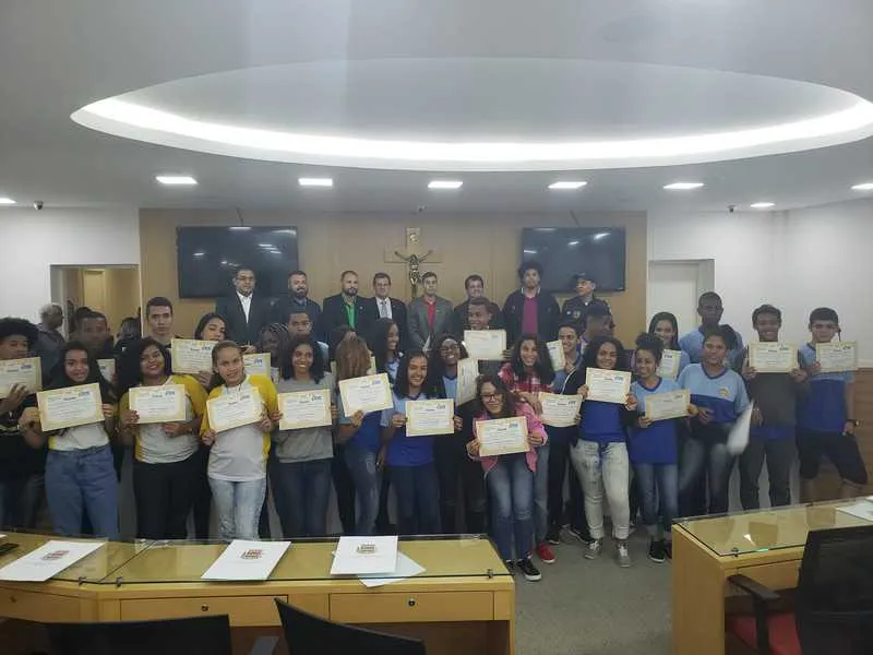 Imagem ilustrativa da imagem Jovens 'vereadores' tomam posse para o Parlamento Jovem Gonçalense