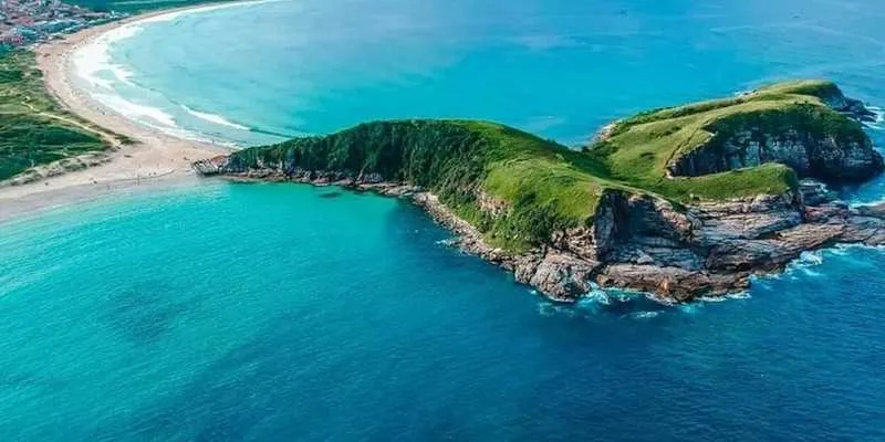 Praia é uma das mais procuradas por turistas e veranistas no litoral fluminense
