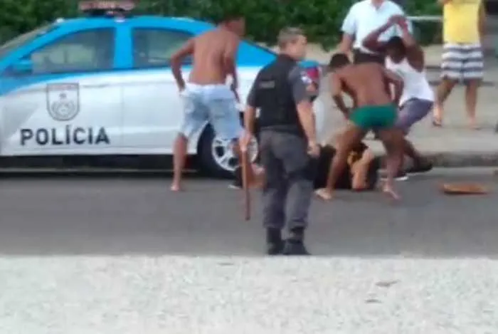 Policial apenas olhou homem ser agredido